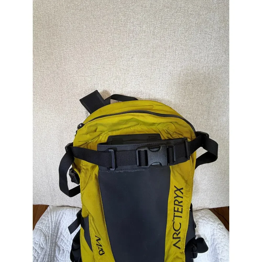 Arc'teryx M20 Yellow Black Ski Snowboard Backpack Alpine Pack Durable Outdoor